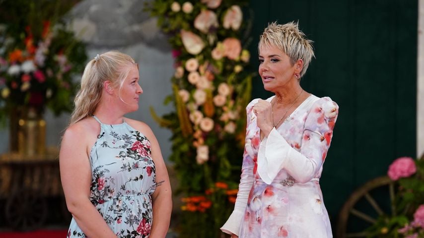 Insa wird beim Scheunenfest von "Bauer sucht Frau" gekorbt