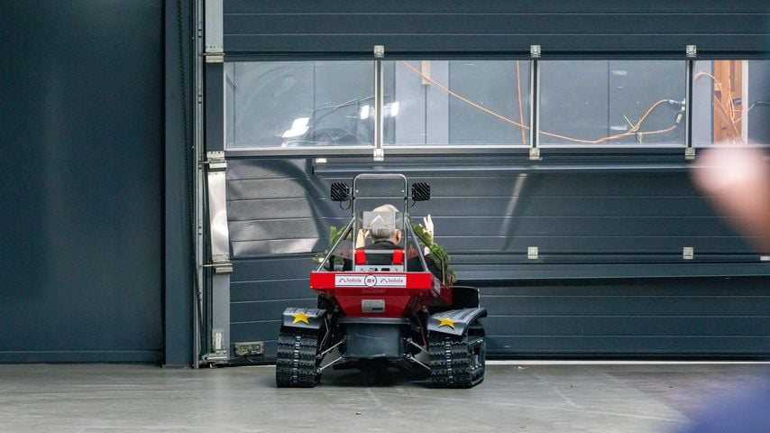 Frank Thelen fährt mit dem "Bobsla" gegen ein Tor