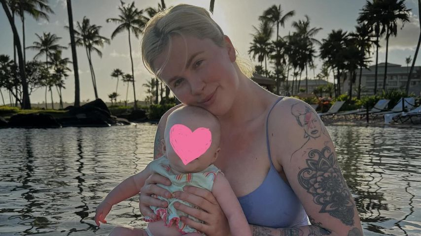 So süß planscht Ireland Baldwin mit Baby Holland im Urlaub!
