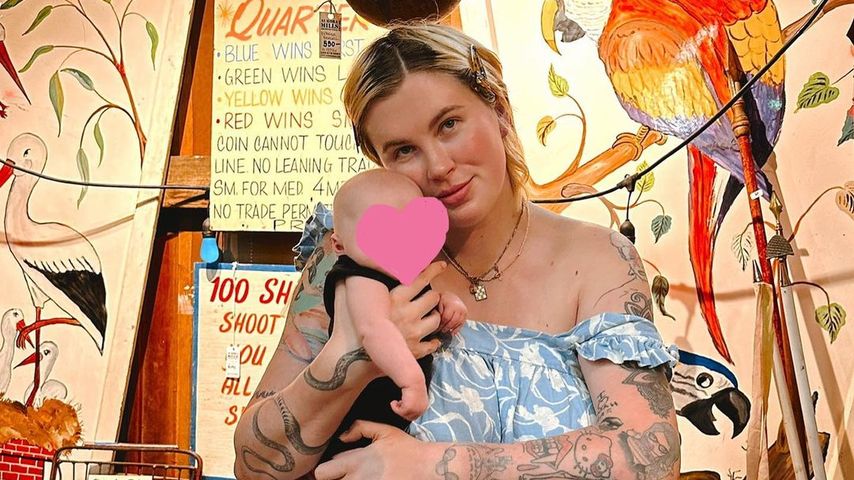 Neu-Mama Ireland Baldwin teilt süße Pics mit Tochter Holland
