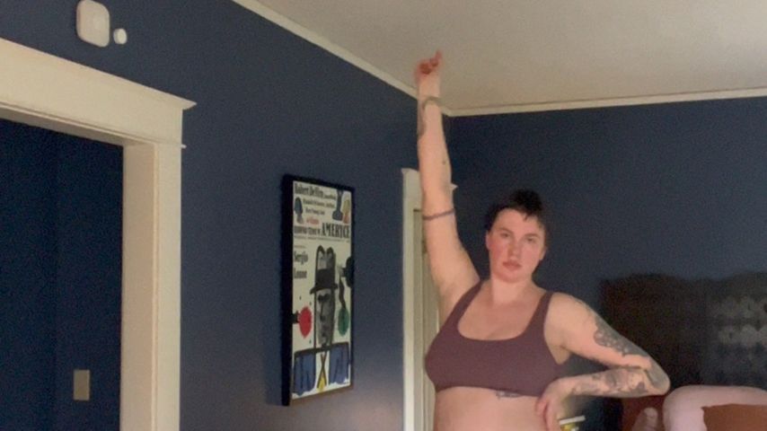 Ireland Baldwin zeigt auf Instagram tanzend ihren Babybauch