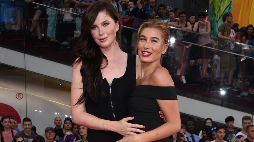Ireland Baldwin und Hailey Bieber, 2015