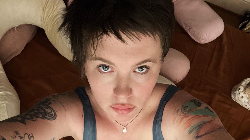 Kind tritt schon: Ireland Baldwin zeigt stolz den Babybauch