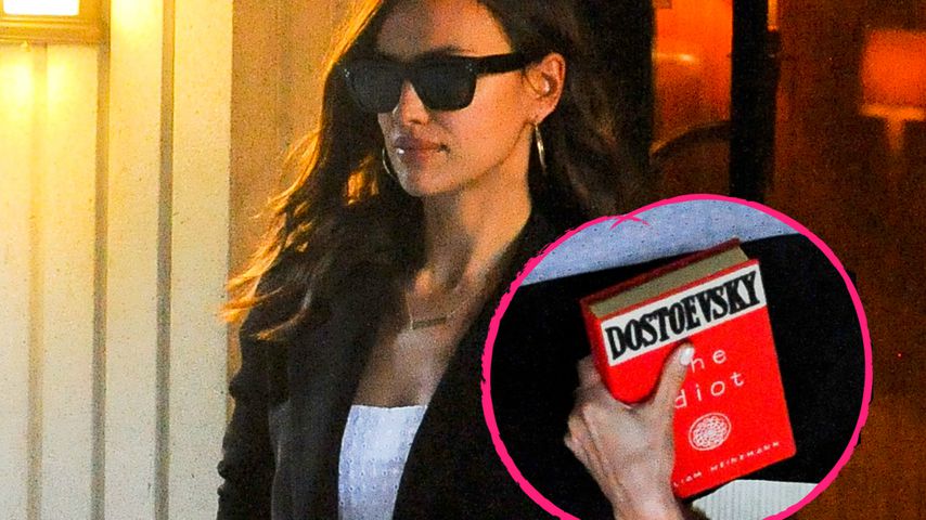 Bradley-Diss? Irina Shayk ringlos mit "Idiot"-Buch gesichtet