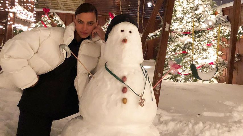 Cooles Duo: Model Irina Shayk posiert mit einem Schneemann