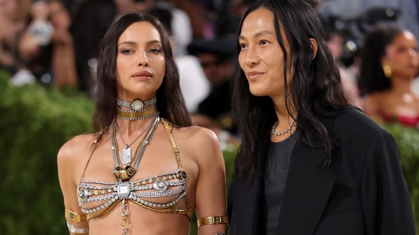 Irina Shayk und Alexander Wang bei der Met Gala 2026 im Metropolitan Museum of Art in New York
