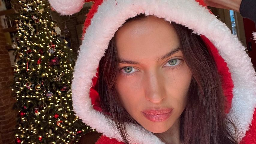 Sexy Santa! Irina Shayk zeigt sich im weihnachtlichen Look