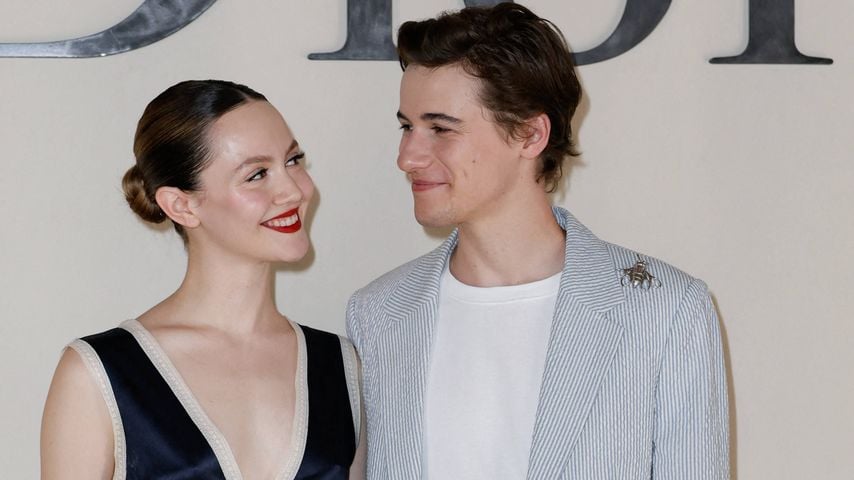 Sam Nivola und Iris Apatow beim Fototermin zur Dior-Modenschau für Frühjahr/Sommer 2027 während der Paris Fashion Week
