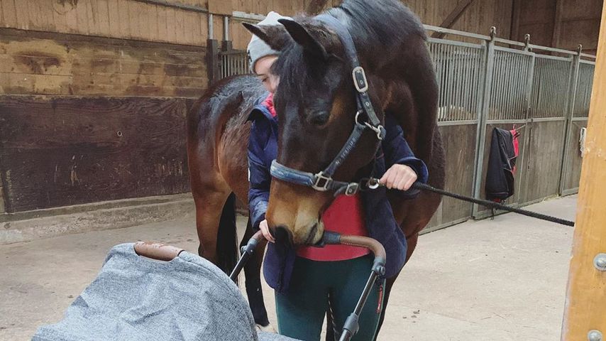 Iris Aschenbrenner zusammen mit Söhnchen Maximus bei Pferd Sky