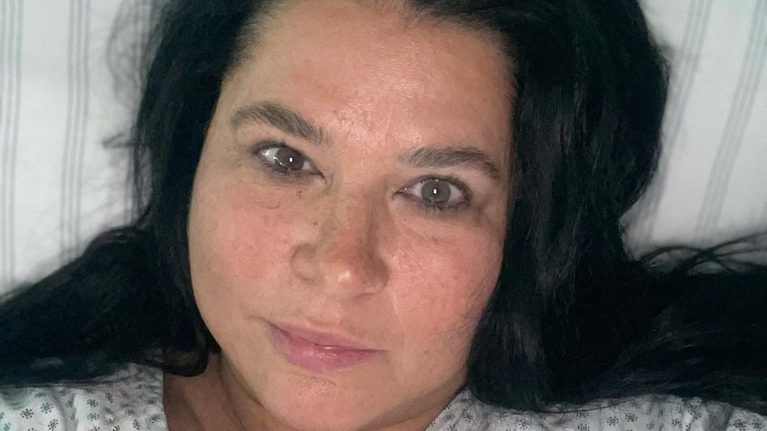 Iris Klein in einem Krankenhausbett
