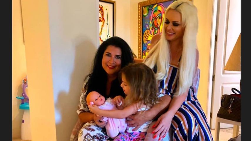 Iris Klein mit Tochter Daniela Katzenberger und Enkelkind Sophia, August 2019