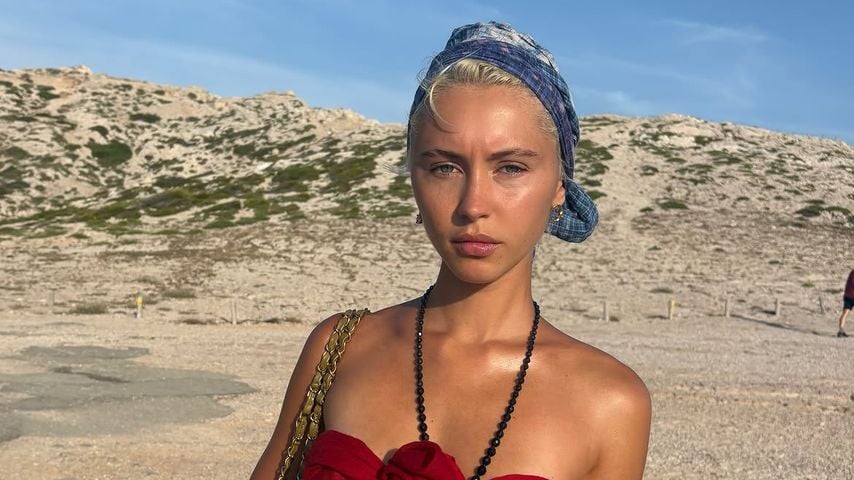 Oben ohne am Meer: Iris Law teilt intime Einblicke