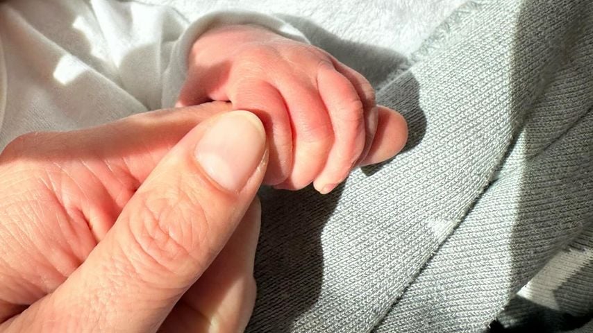 Isabel Edvardsson hält die Hand ihres Babys