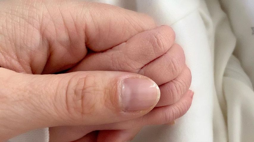 Isabel Edvardsson hält die Hand ihres Babys