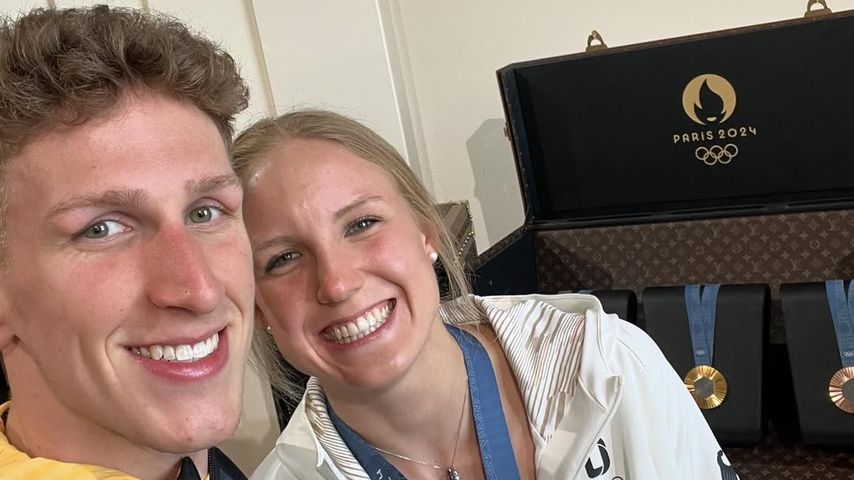 Isabel Gose und Teamkollege Lukas Märtens präsentieren ihre Medaillen, 2024