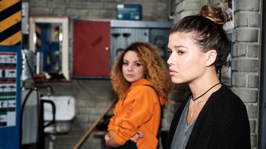 Nika (Isabelle Geiss) und Vivien (Sharon Berlinghoff) in einer "Unter uns"-Szene
