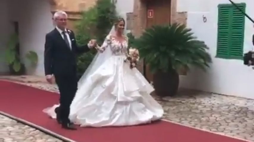 Isi Glück wird von ihrem Vater zum Altar geführt