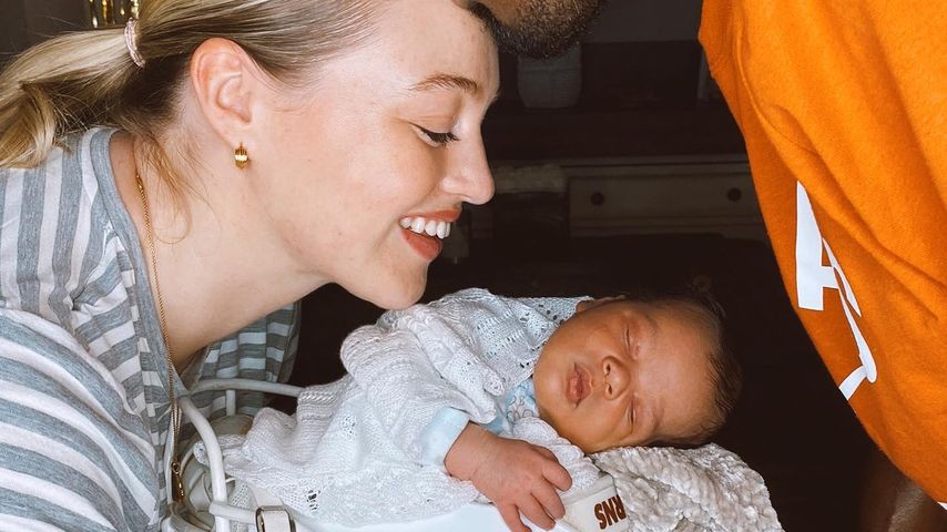 Iskra Lawrence und Philip Payne mit ihrem Sohn