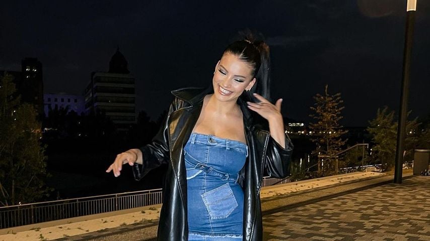 Im heißen Jeans-Look: Ivana Santacruz strahlt vor Mamaglück