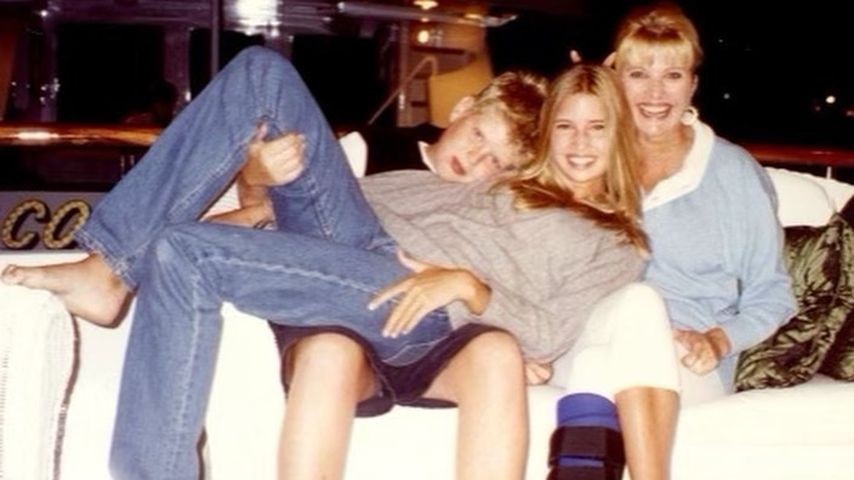 Ivanka Trump (m.) auf einem alten Foto mit einem ihrer Brüder und ihrer Mutter Ivana