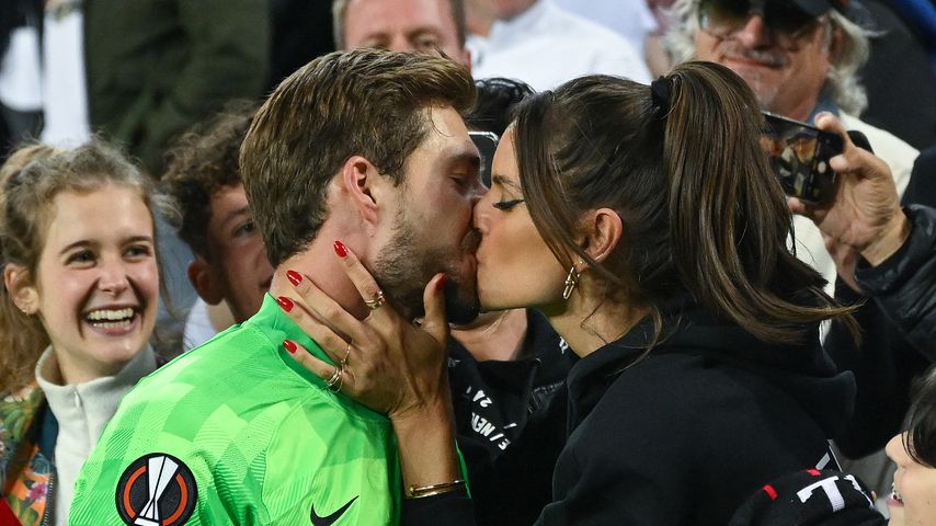 Izabel Goulart und Kevin Trapp im April 2022 in Barcelona