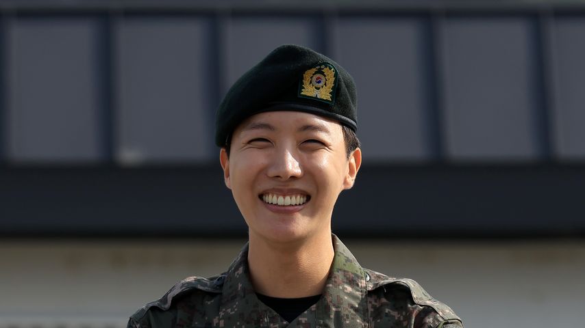 J-Hope bei seiner offiziellen Entlassung aus dem Militär, Oktober 2024