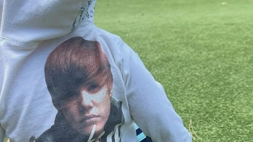 Haily Bieber postet Sohn Jack Blues in einem Pullover, auf dem Vater Justin Bieber drauf ist, '25.