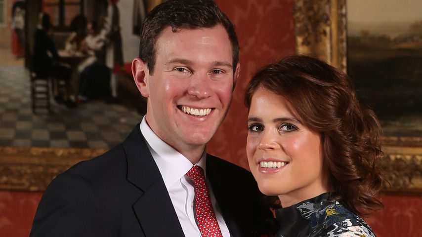 Jack Brooksbank und Prinzessin Eugenie bei ihrer Verlobungsbekanntgabe im Buckingham Palace