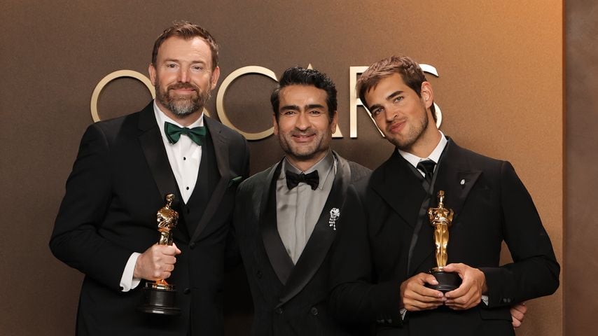 Jack Piatt und Sam A. Davis feiern ihren Oscar für "The Singers" mit Kumail Nanjiani bei den 98. Oscars im Dolby Theatre