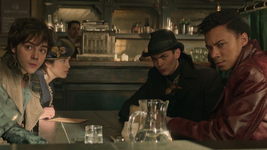 Jack Wolfe, Danielle Galligan, Freddy Carter und Kit Young in "Shadow and Bone"