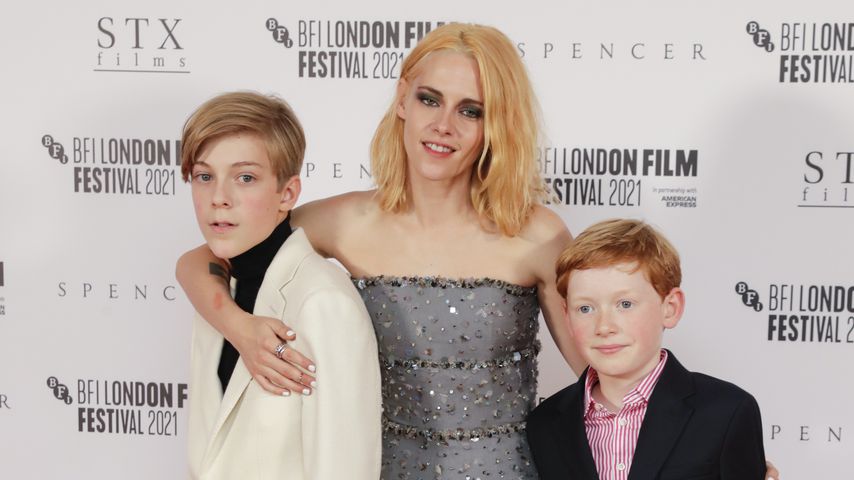 Jacki Nielen, Kristen Stewart und Freddie Spry bei der UK-Premiere von "Spencer"