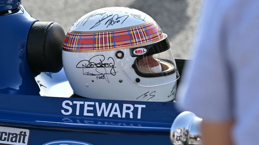 Jackie Stewarts Helm mit den Unterschriften der Formel-1-Weltmeister, darunter Michael Schumachers