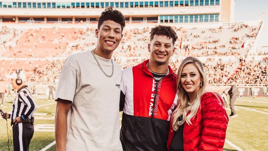 Jackson Mahomes mit seinem Bruder und seiner Schwägerin