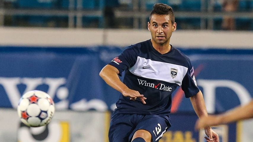 Lucas Trejo führt den Ball im Auftaktspiel der Jacksonville Armada gegen FC Edmonton, Jacksonville siegt 3:1.