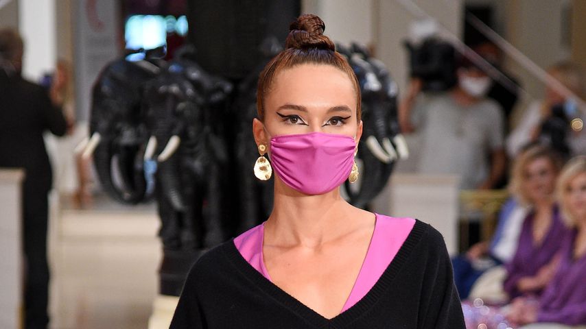 Erkannt? Hier läuft GNTM-Jacky mit Maske über den Laufsteg