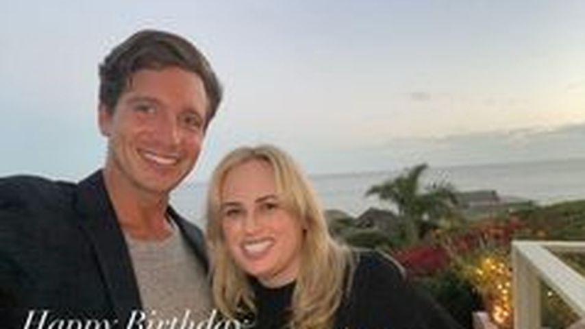 Jacob Busch und Rebel Wilson