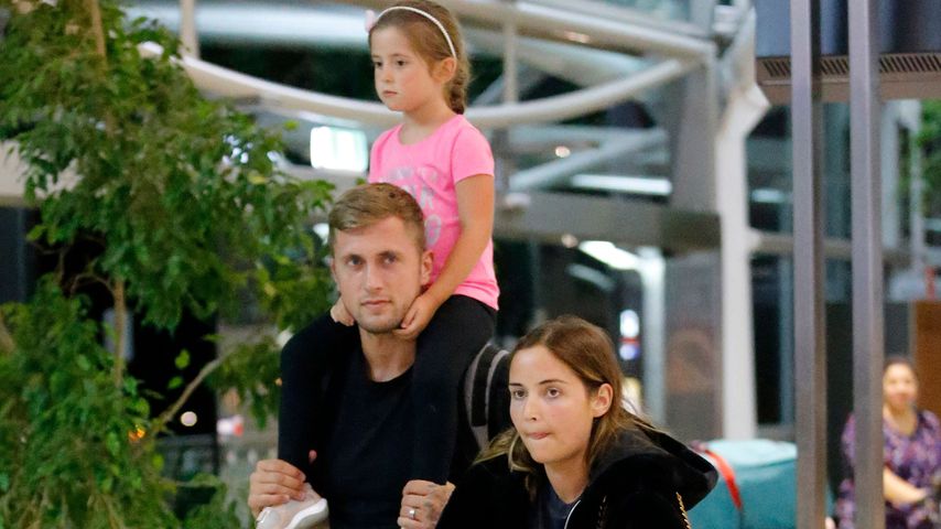 Jacqueline Jossa mit ihrer Familie am Flughafen in Brisbane im Dezember 2019