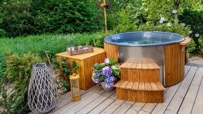 Jacuzzi auf einer Terrasse bei der Sendung "Let's Love"