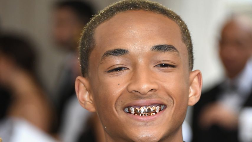 Dreadlock-Strauß & Grillz: Jaden Smith schockt mit Outfit