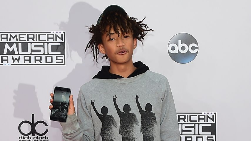 Bezaubernd! Jaden Smith mit Kleid und Blumenkranz