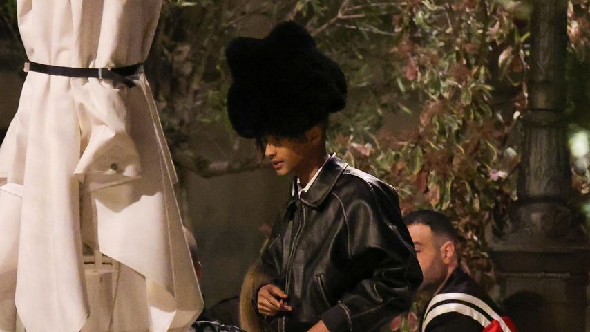 Jaden Smith zeigt sich mit einer riesigen Fellmütze in Paris