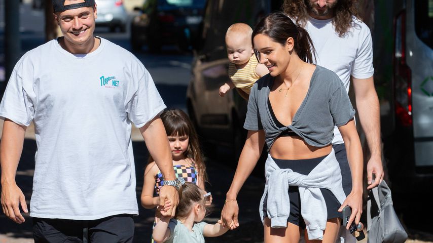 Jae Woodroffe und Kayla Itsines mit Kaylas Tochter Arna im Dezember 2021