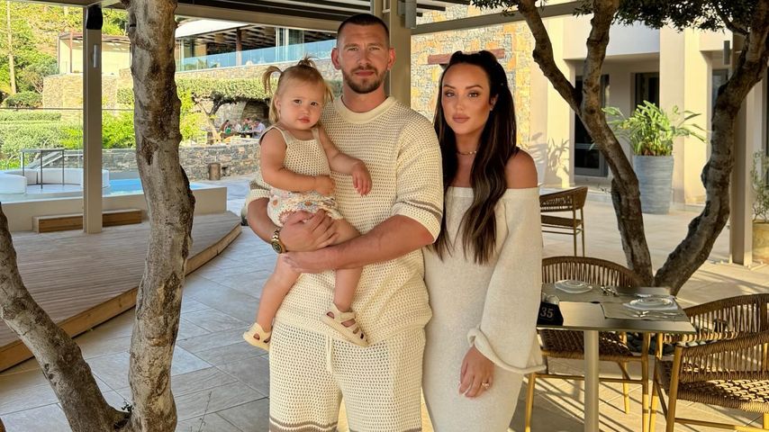 Jake Ankers und Charlotte Crosby mit ihrer Tochter Alba, Juni 2024