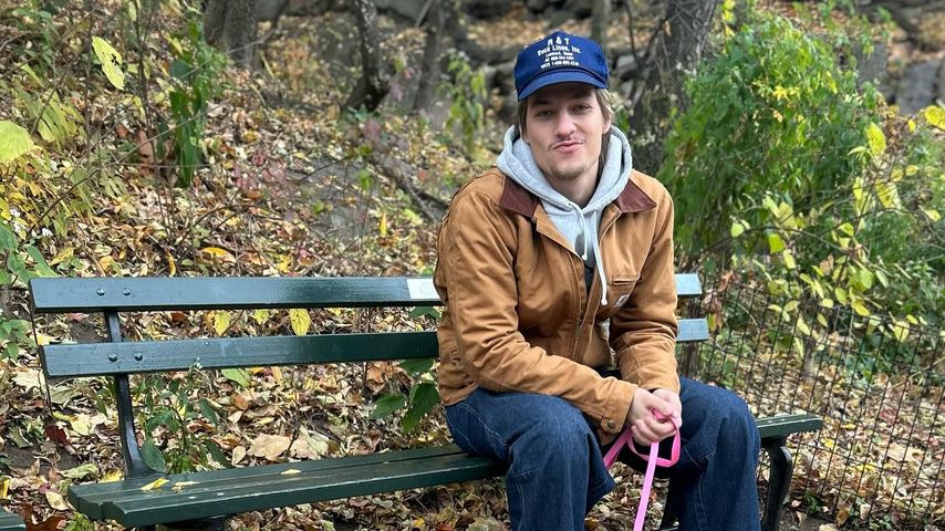 Jake Bongiovi und Hund Winnie im Park