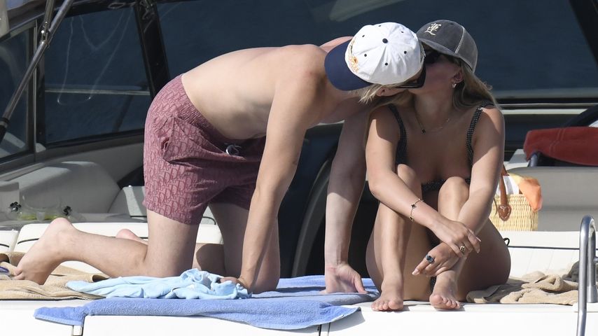 Jake Bongiovi und Millie Bobby Brown knutschen auf einem Boot