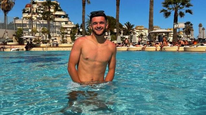 Jake Daniels im Urlaub