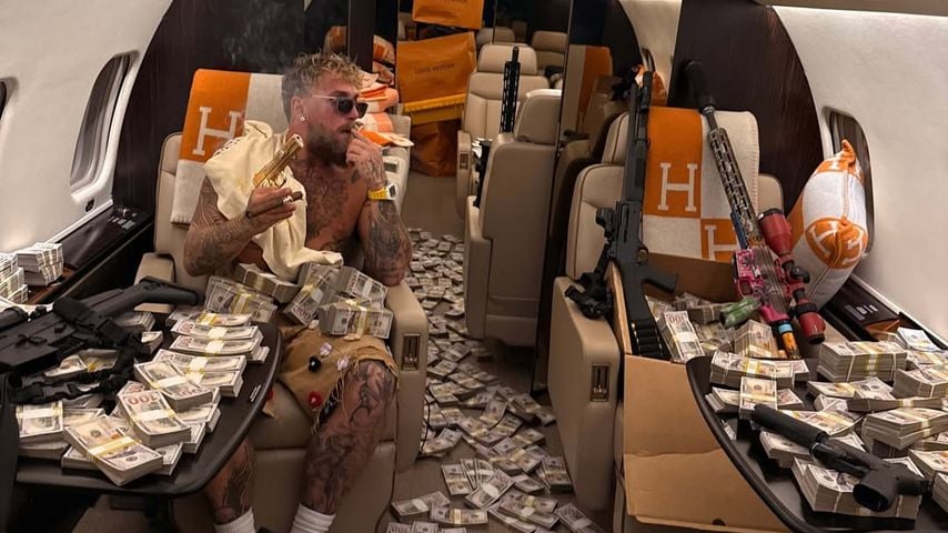 Jake Paul nach seinem Kampf in seinem Privatjet