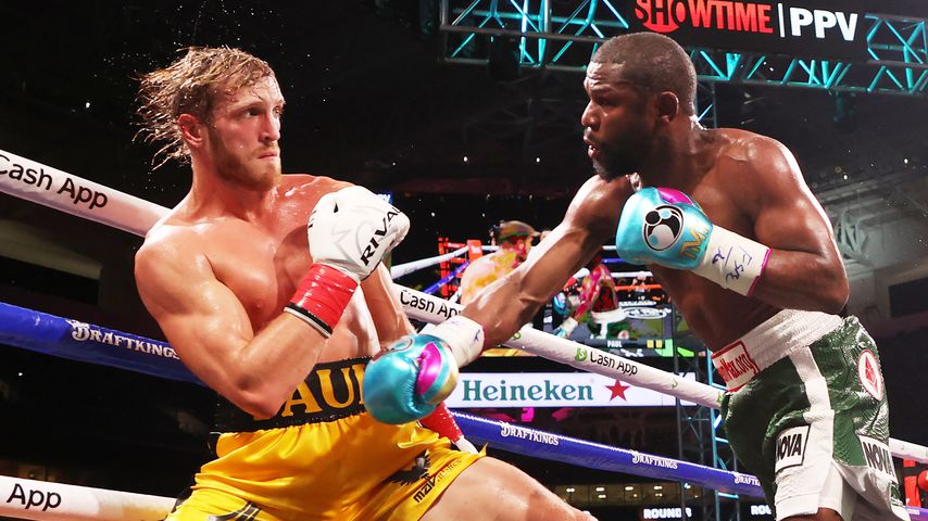Logan Paul und Floyd Mayweather beim Boxkampf im Hard Rock Stadium, Juni 2021