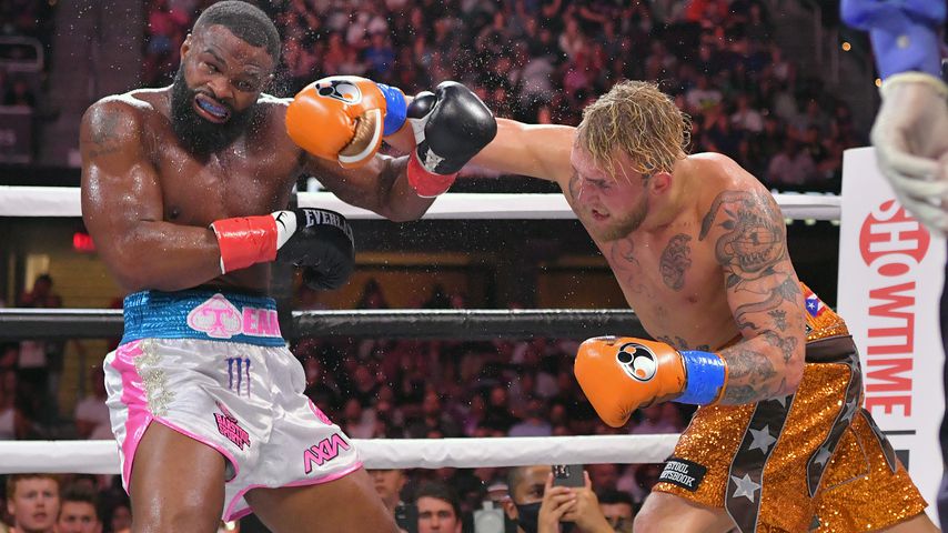 Jake Paul und Tyron Woodley bei einem Boxkampf im August 2021