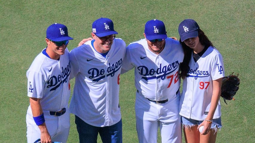 Jake Reiner und Romy Reiner mit Alex Call und Miguel Rojas beim First Pitch zu Ehren von Rob Reiner im Dodger Stadium